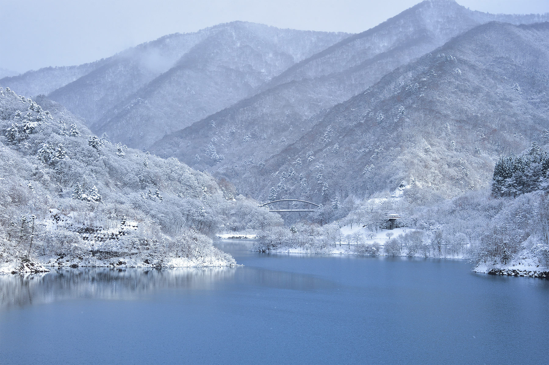 冬の奥四万湖